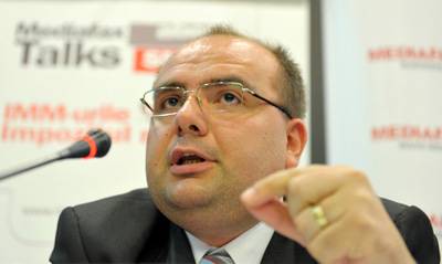 Vita folyik a minimáladóról