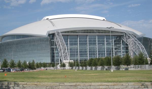 Hétfő hajnalban rendezik a Super Bowlt