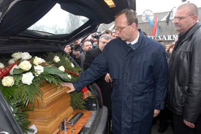 Gyászmenet két országon át 