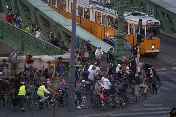 Harmincezer kerékpáros a budapesti Critical Mass-on