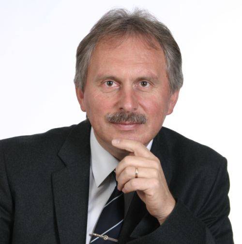 Csuzi István: „a mindenhez értő politikus semmihez sem ért”