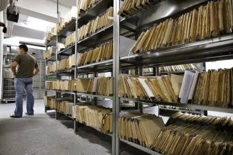 Spontán tiltakozás a Szekuritáté Irattárát Vizsgáló Országos Tanácsnál: nagyobb fizetést, bérpótlékot követelnek