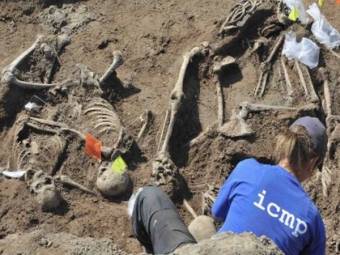 Egykori boszniai szerb katonákat vádolnak horvát és bosnyák civilek meggyilkolásával