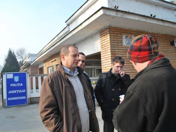 Zaklatja a rendőrség az EMNP bejegyzését támogató 800 Hunyad megyei személyt