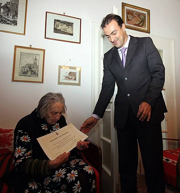 Százéves hölgyek köszöntése