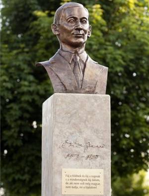 Felavatták Dsida Jenő első magyarországi szobrát 