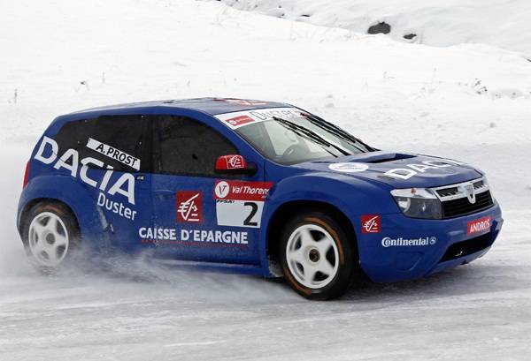 Alain Prost a bajnoki címre tör a Dacia Dusterrel