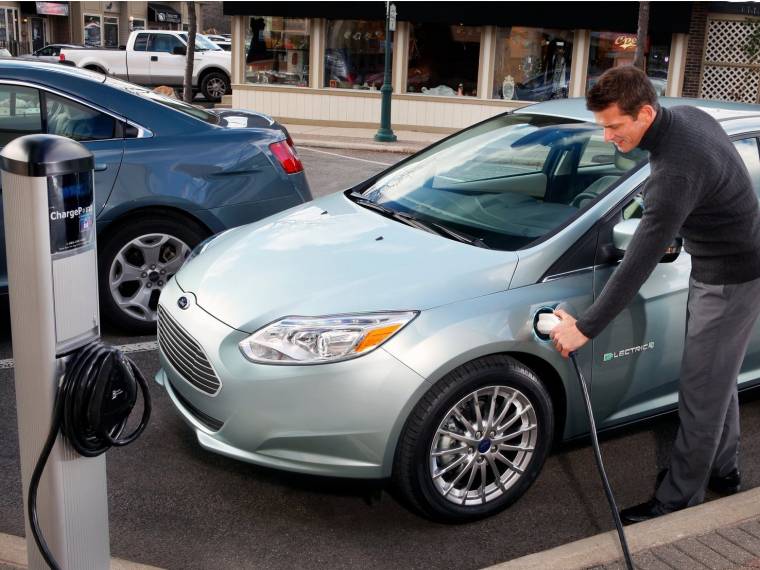 A Continental felmérése szerint a többség még idegenkedik az elektromos autóktól