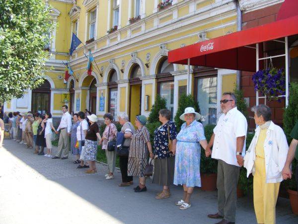  Élőlánccal tiltakoztak a magyar vezetők leváltása ellen Sepsiszentgyörgyön 