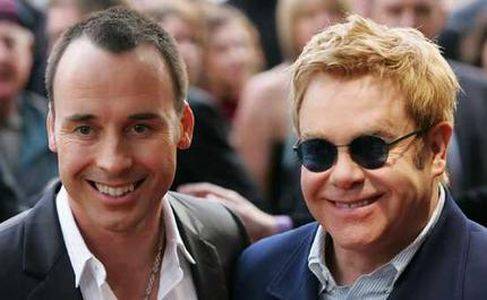 Elton John „apa” szeretne lenni
