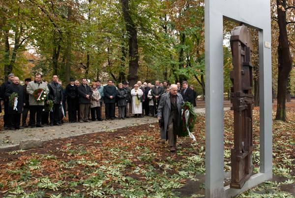 1956-os megemlékezések: fáklyás felvonulás Kolozsváron, politikamentes tisztelgés Nagyváradon