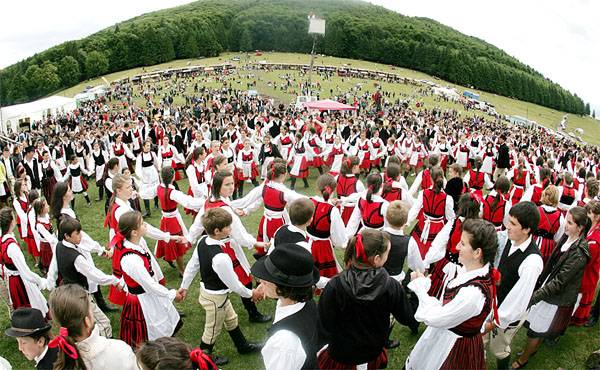 Több száz, népviseletbe öltözött fiatal az Ezer Székely Leány Napján 