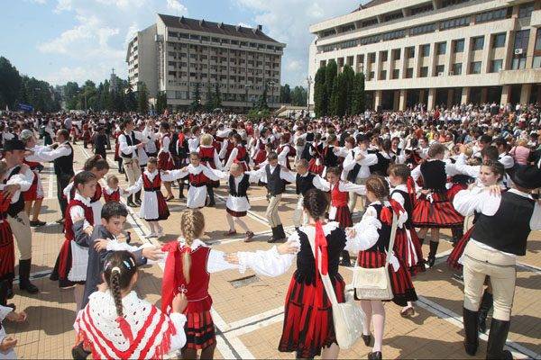 Zászlós felvonulással kezdődött az Ezer Székely Leány Napja