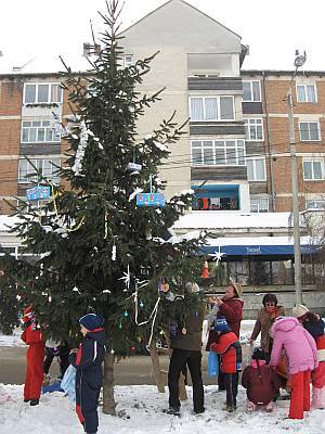 Hagyományteremtő karácsonyfa-díszítés