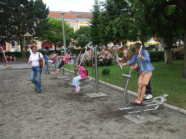 Fitnesszgépek  a régeni parkban 