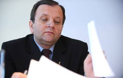 A parlamentet megkerülve fogadtatná el a kormány az új törvénykönyveket