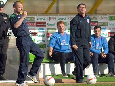 Lăcătuş váltja utódját