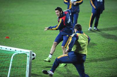 Évnyitó előtt a magyar és a román futballválogatott 