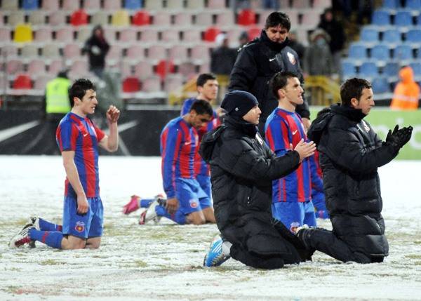 Térden csúszott a Steaua, lemondott Lăcătuş