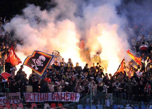 Sálakba rejtett petárdákat dobtak szurkolóiknak a dinamósok