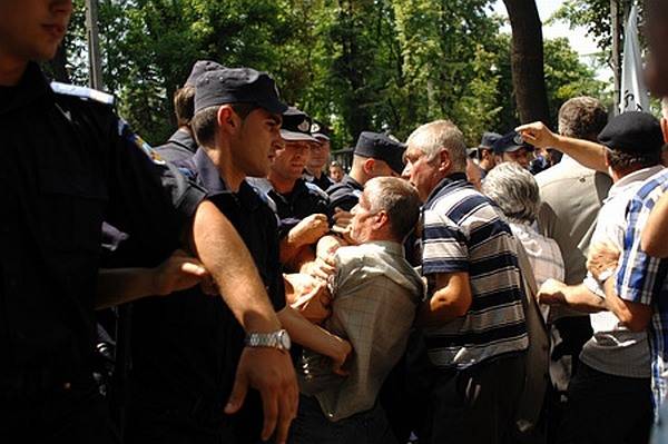 A dossziék nyilvánossá tételét követelik a forradalmárok