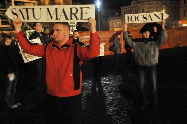 Élőláncos tiltakozás a felújított kolozsvári Főtéren  