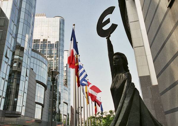  Fitch: nem múlik ki az euró