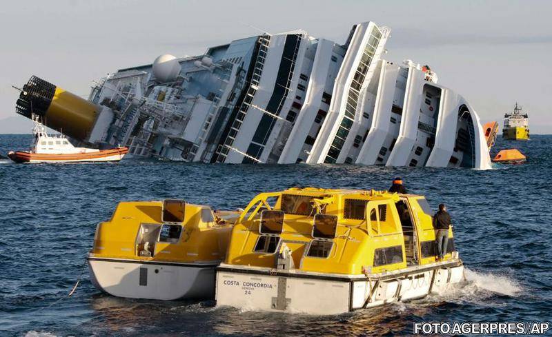 A 2012 januárjában zátonyra futott Costa Concordia olasz óceánjáró roncsa &bullet;  Fotó: Agerpres