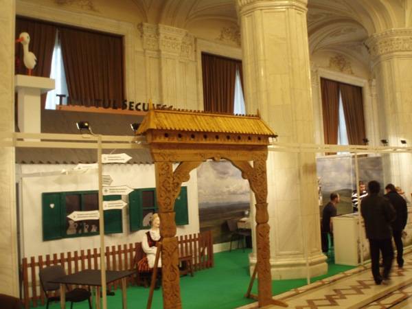  Székely menyecskével népszerűsítenek Bukarestben