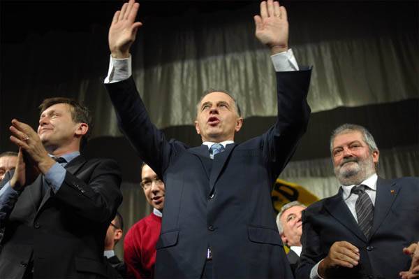 Ciuhandu Geoană mellé állt