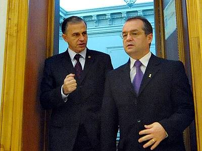 Elhúzódik a kormányválság, Băsescu a koalíciós pártoktól várja a megoldást