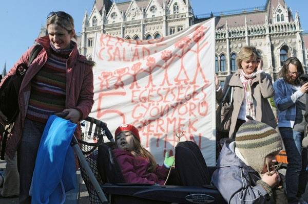 Vitatott otthon szülés