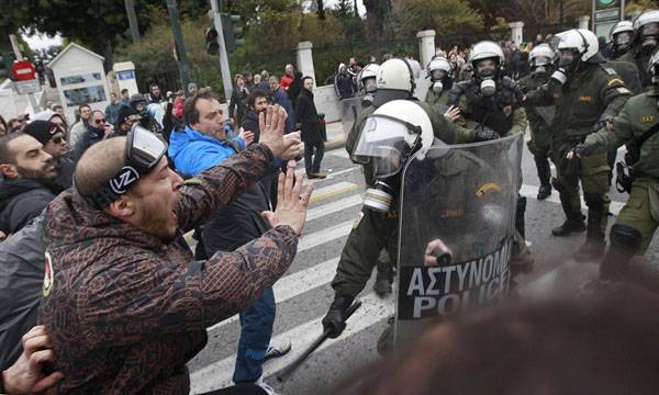 Újabb megszorításokat foganatosít az athéni kormány