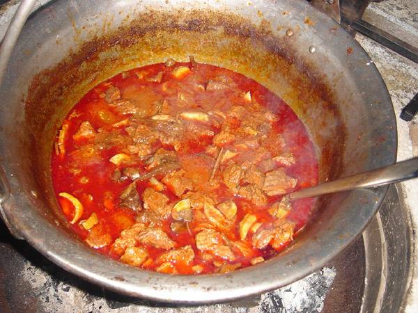 A közeli „rokonok”: gulyás, pörkölt, paprikás