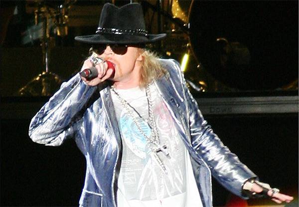 Kétórás késéssel lépett színpadra Bukarestben a Guns N’Roses együttes