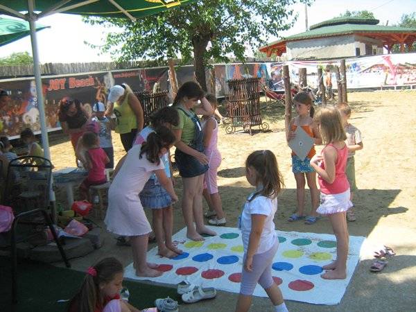 Nagykároly: gyereksziget a strandon