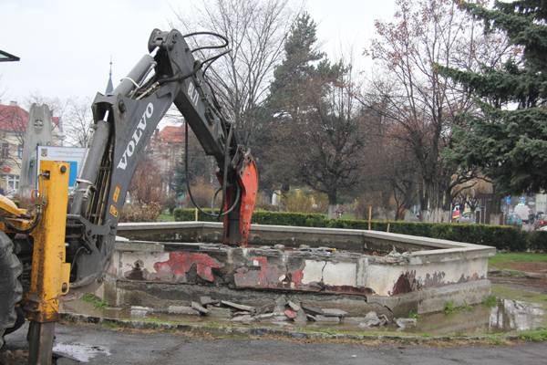 Átalakul a gyergyói főtéri park