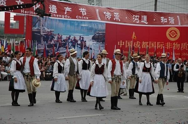 Zenekar nélküli táncegyüttes Kínában