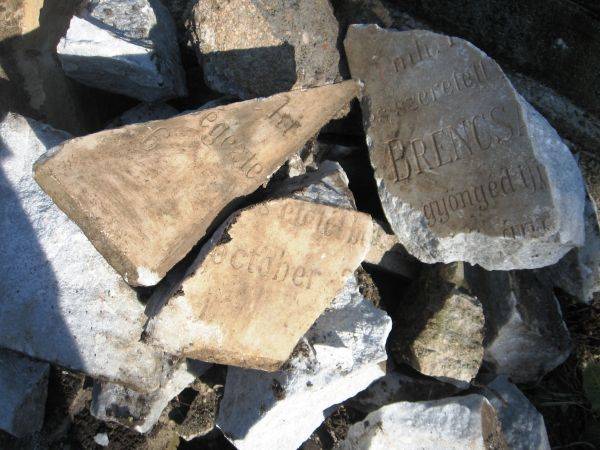 Régi síremlékeket romboltak le a kolozsvári Házsongárdi temetőben