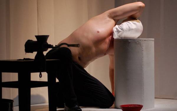 Kolozsváron vendégszerepel a Rudolf Hess tízparancsolata 