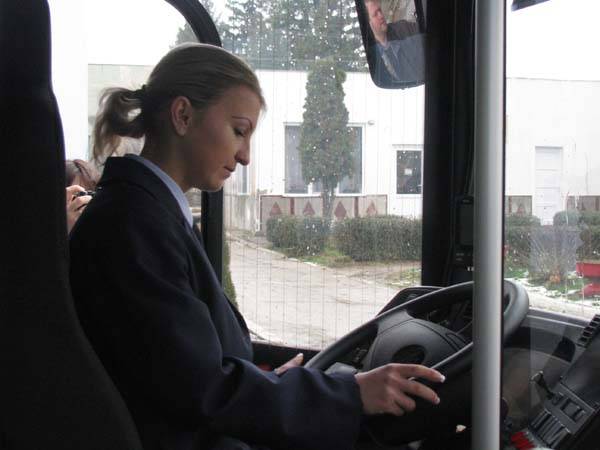 Ifjú hölgy a volán mögött