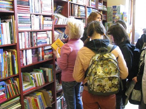 Vásárral ünnepelte születésnapját a nagyváradi Hobby Libri könyvesbolt