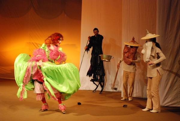 A Holle anyó a szatmárnémeti színház nagyszínpadán