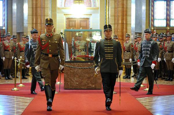 A honvédség őrzi a koronát