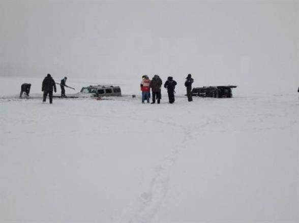 Két Hummerrel mentek a Balaton jegére, beszakadt alattuk – fotók