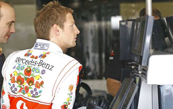 A kalocsai overallt viseli majd Jenson Button