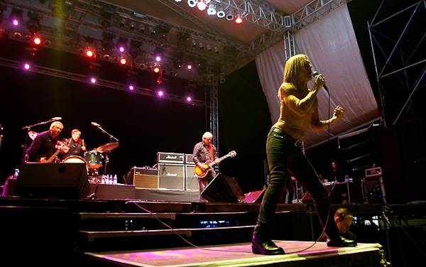 Jön Iggy Pop és zenekara a Félszigetre