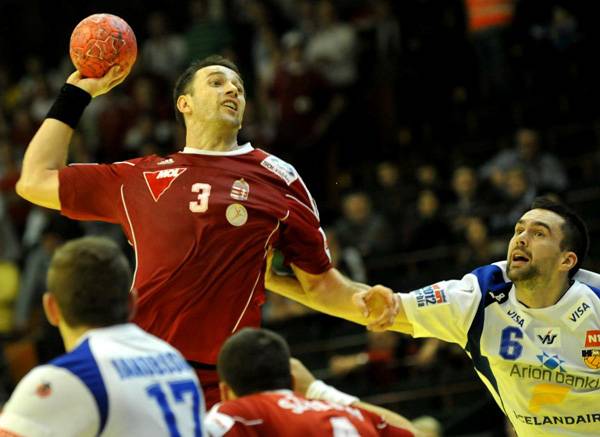 Hazacsábítgatják a csapatkapitányt