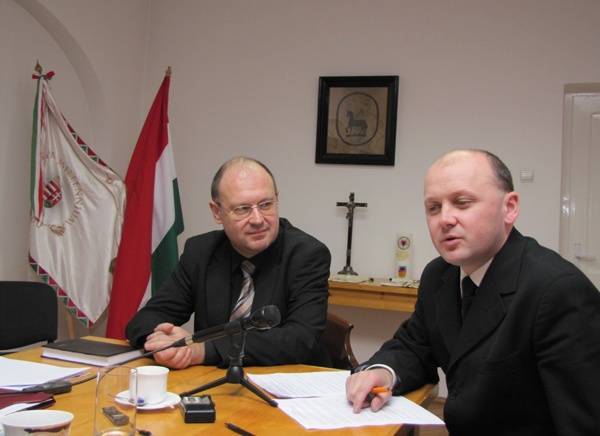 Nem szentírás a szekus jelentés