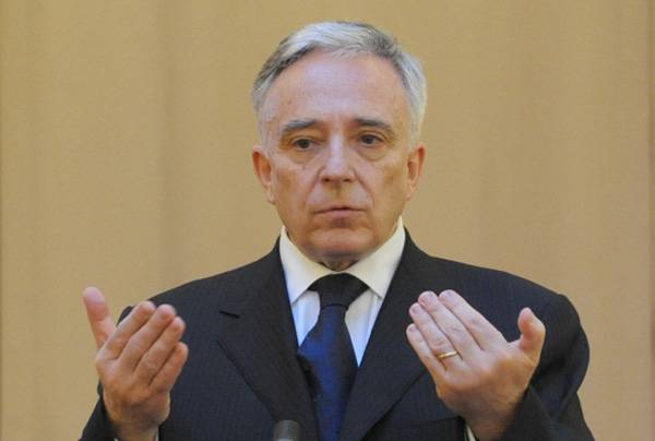 Alkotmányellenes a törvény, amely alapján besúgással vádolták meg Mugur Isărescu jegybankelnököt a taláros testület szerint